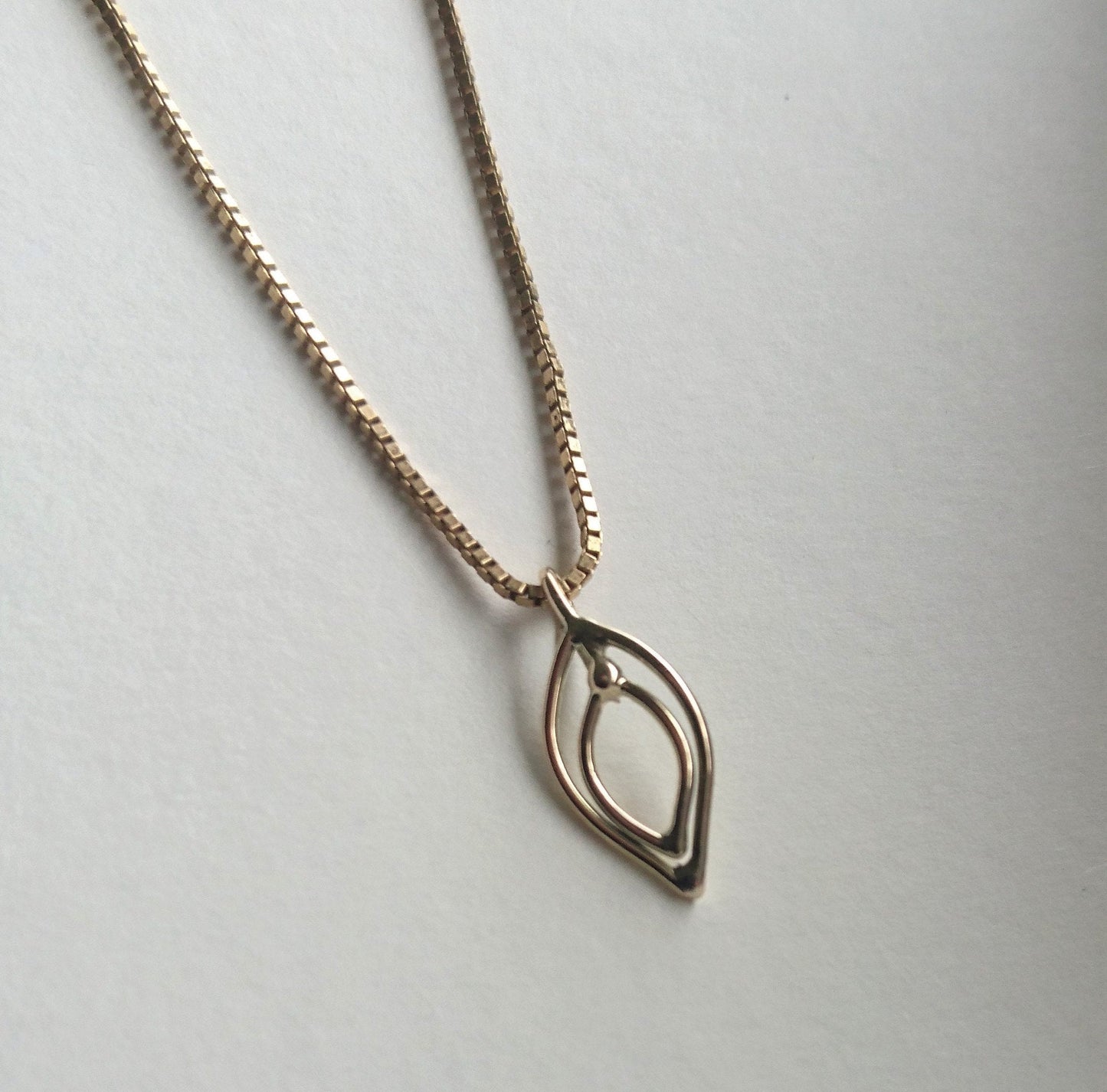 Vulva pendant