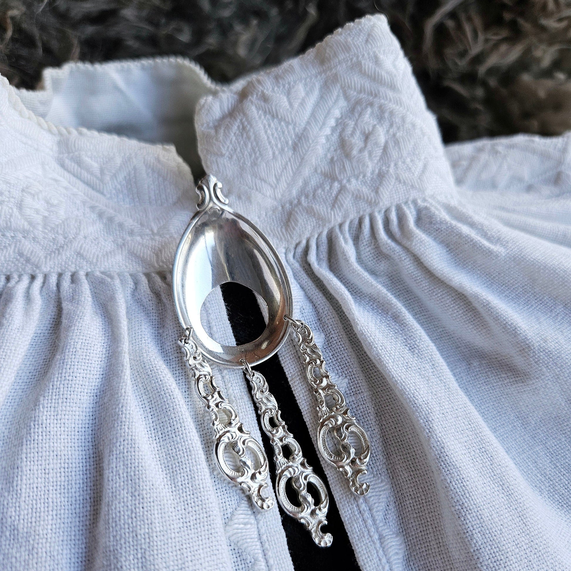 Sølje 5:
Sølje laget av eggskje og teskjeer i mønster Dobbel rokokko.
Ca. 3 cm bred x 8 cm høy.